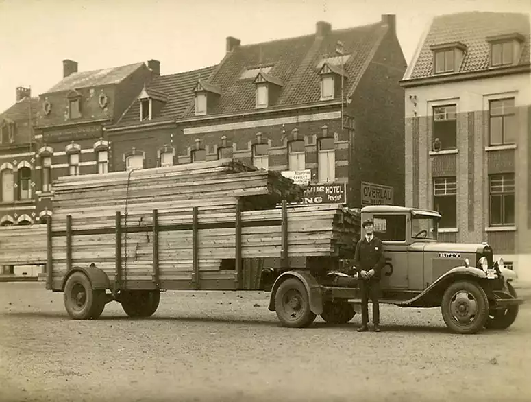 Camion ancien Overlau chargement bois pour livraison photo noir et blanc