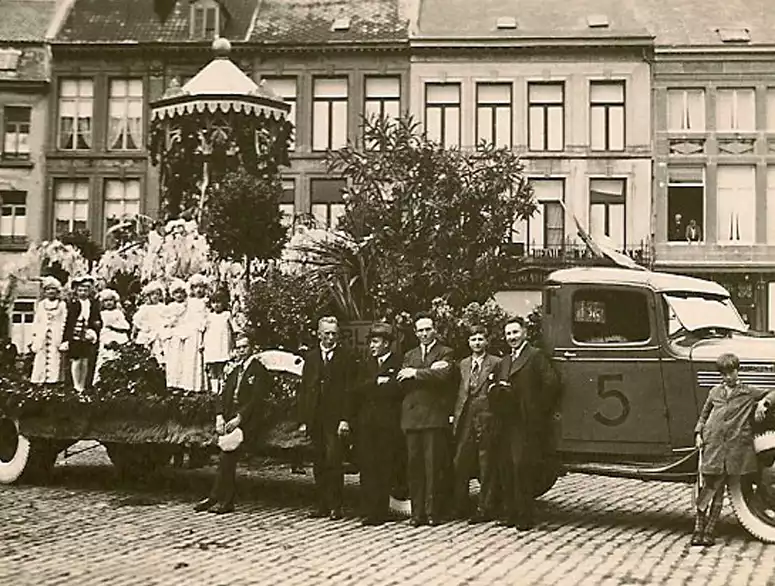 Famille Overlau devant camion société décorée pour carnaval